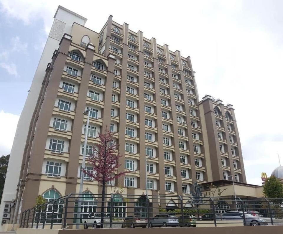 Risqi Apartment 2 Bedroom Wakaf Che Yeh Кота Бару Екстериор снимка