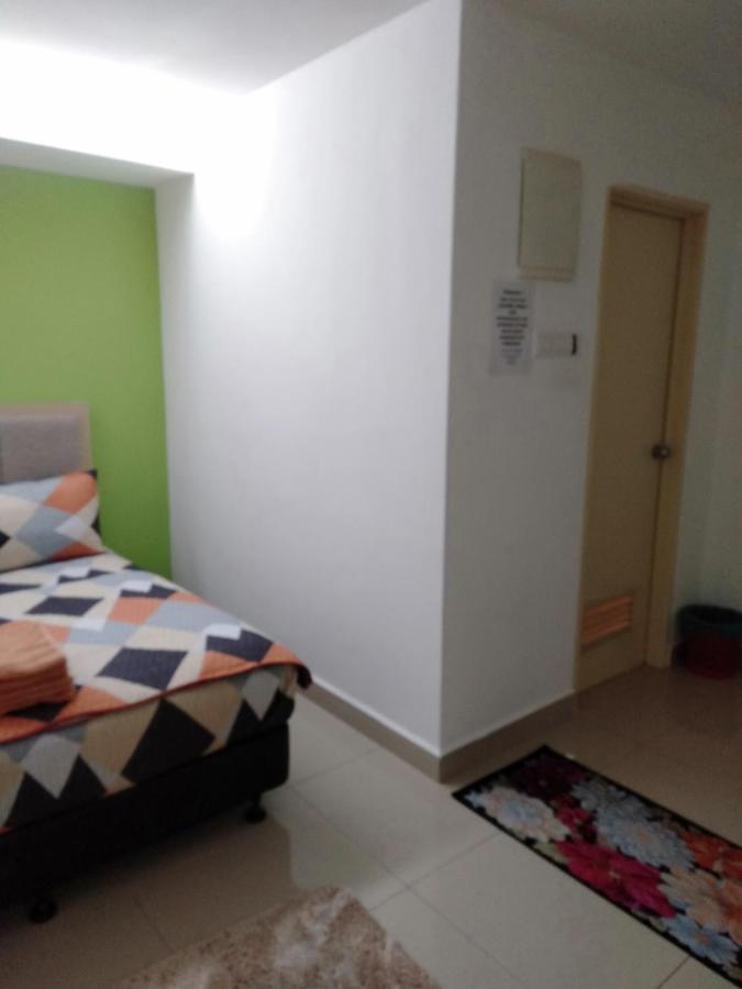 Risqi Apartment 2 Bedroom Wakaf Che Yeh Кота Бару Екстериор снимка