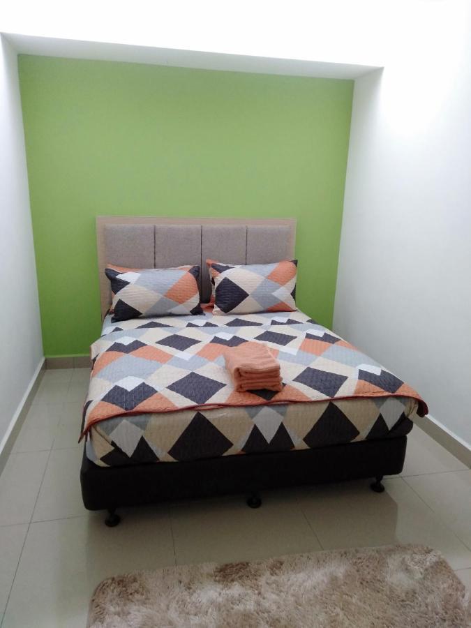 Risqi Apartment 2 Bedroom Wakaf Che Yeh Кота Бару Екстериор снимка