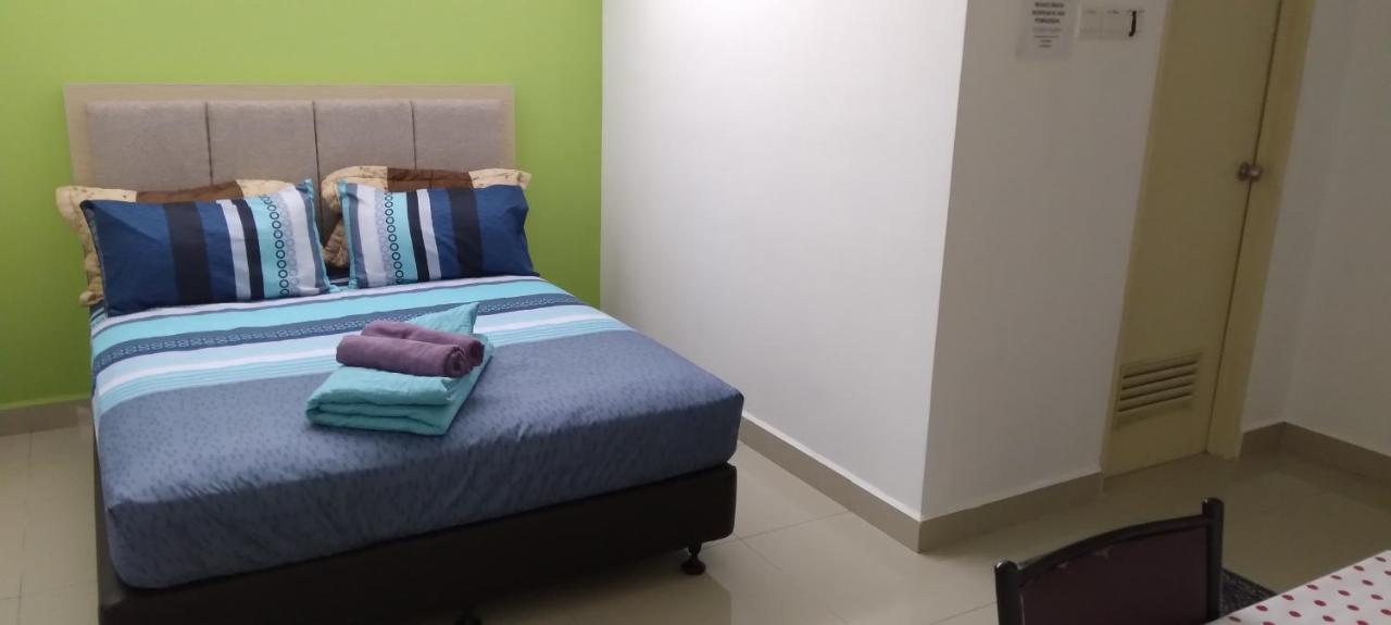 Risqi Apartment 2 Bedroom Wakaf Che Yeh Кота Бару Екстериор снимка