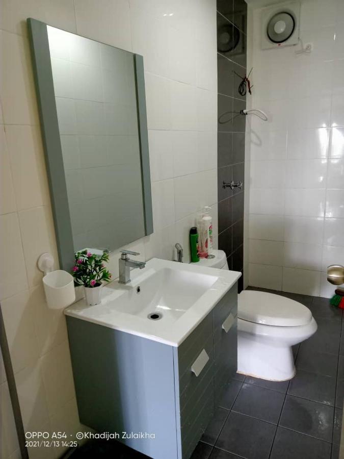 Risqi Apartment 2 Bedroom Wakaf Che Yeh Кота Бару Екстериор снимка