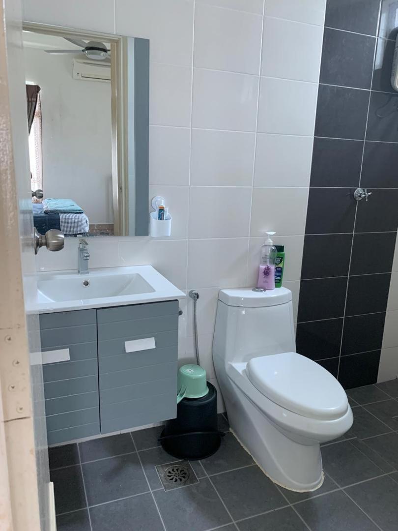 Risqi Apartment 2 Bedroom Wakaf Che Yeh Кота Бару Стая снимка